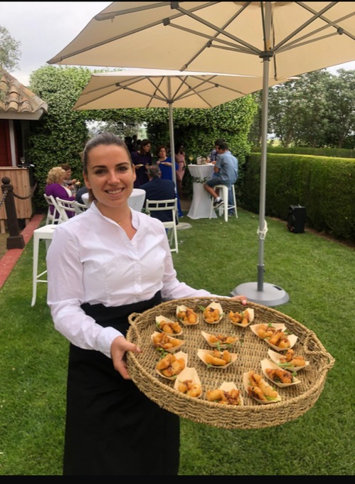 12 aperitivos a elección más comida en mesa