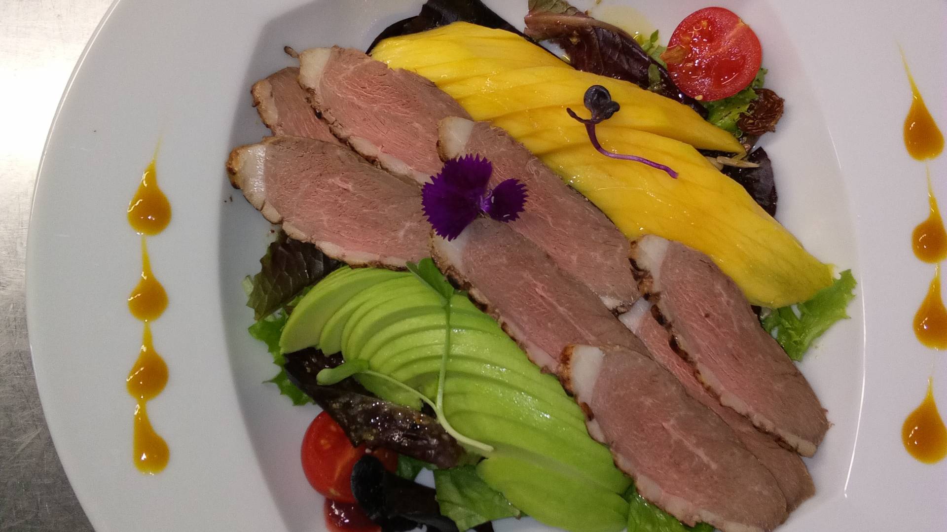 Salada de pato fumado com manga e abacate.jpg