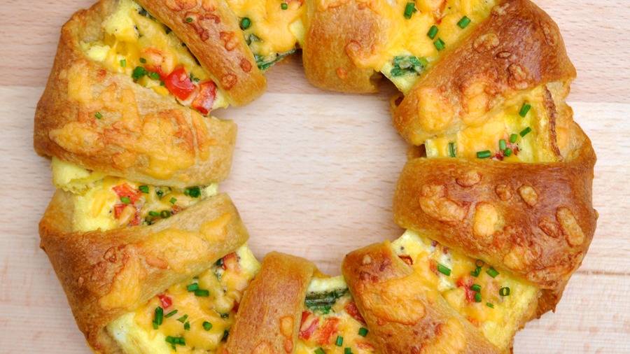 Crescent-Bacon-Egg-and-Sharp-Cheddar-Brunch-Ring.jpg