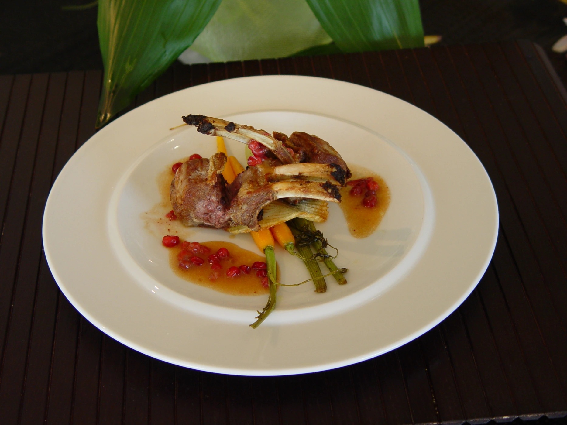 carre' di agnello in salsa al mirtilllo rosso carote e finoc.jpg