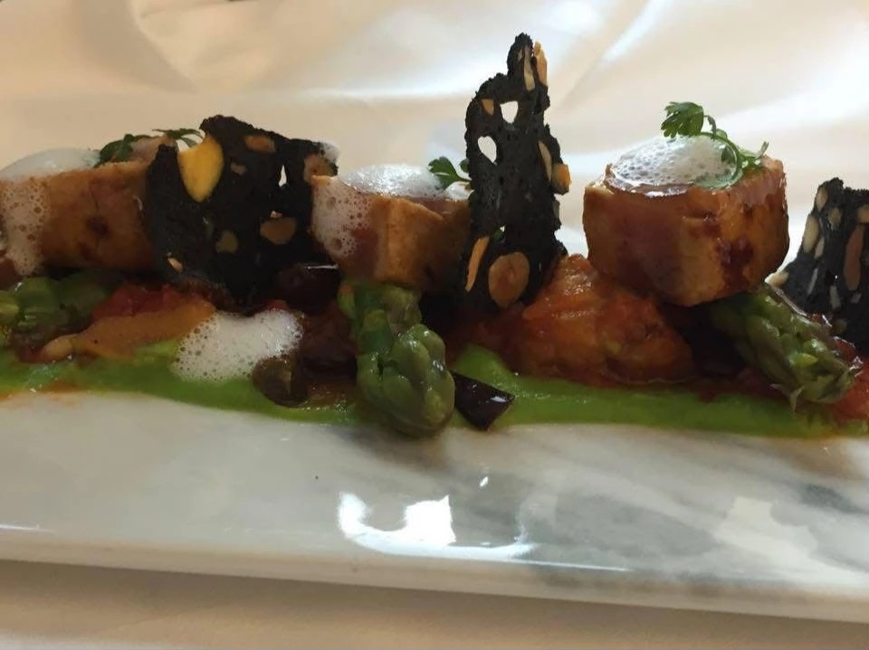 tonno a cubetti crema di piselli asparagi e chips di pane nero.jpeg