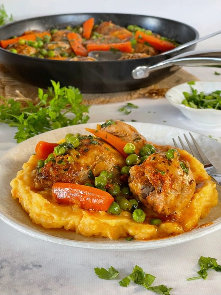 Frango primavera com puré de batata e cenoura (versão fácil e rápido; saudável).jfif