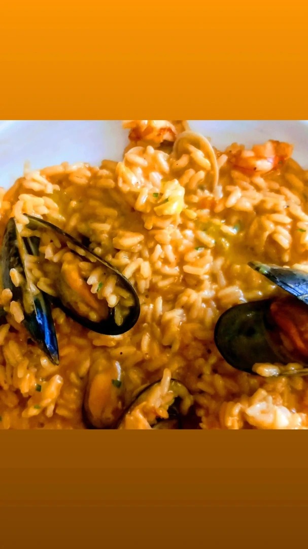 Oltre confine  ed  un menù  a base  di pesce  ,rissotti,  pasta fresca  fatta  a mano  ripiena.