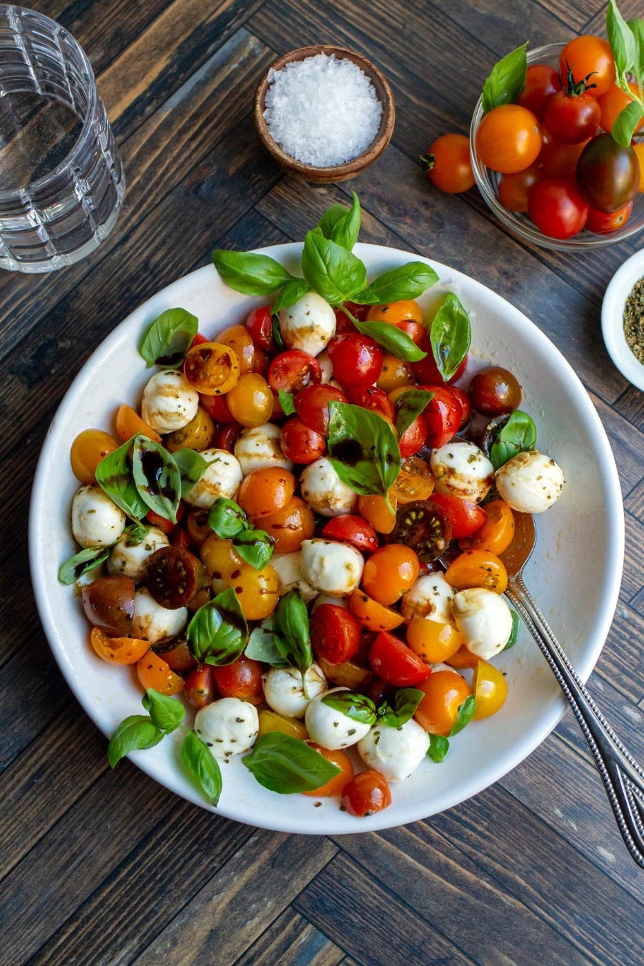 caprese-salad-with-cherry-tomatoes-004.jpg