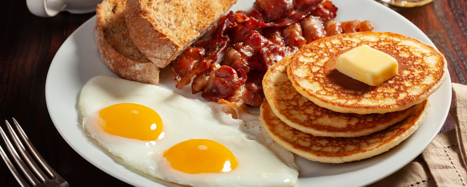 6.-Paso-a-paso-para-hacer-un-delicioso-y-tradicional-desayuno-americano-en-casa_.png