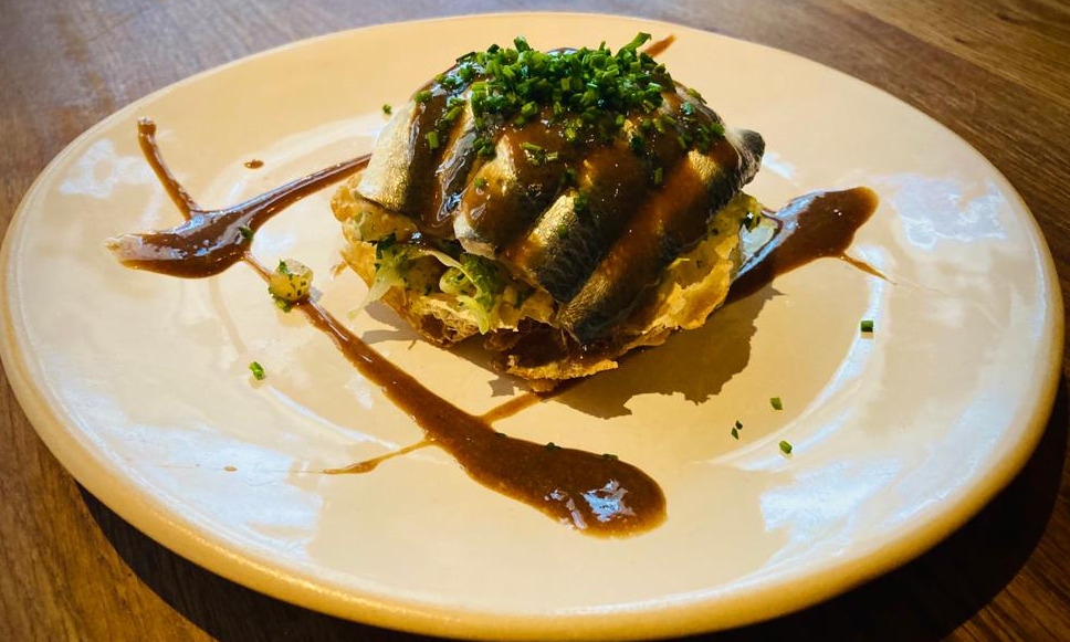 sardinas marinadas sobre pan cristal, escabeche oscuro y ensalada de tomate, cebolla lechuga y perejil.jpeg