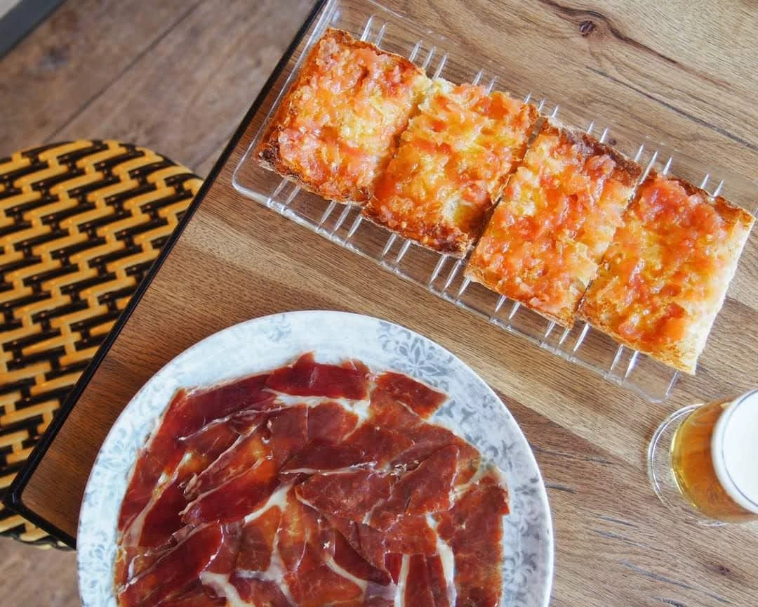 Sabor español: Cena con pasión y color para grupos