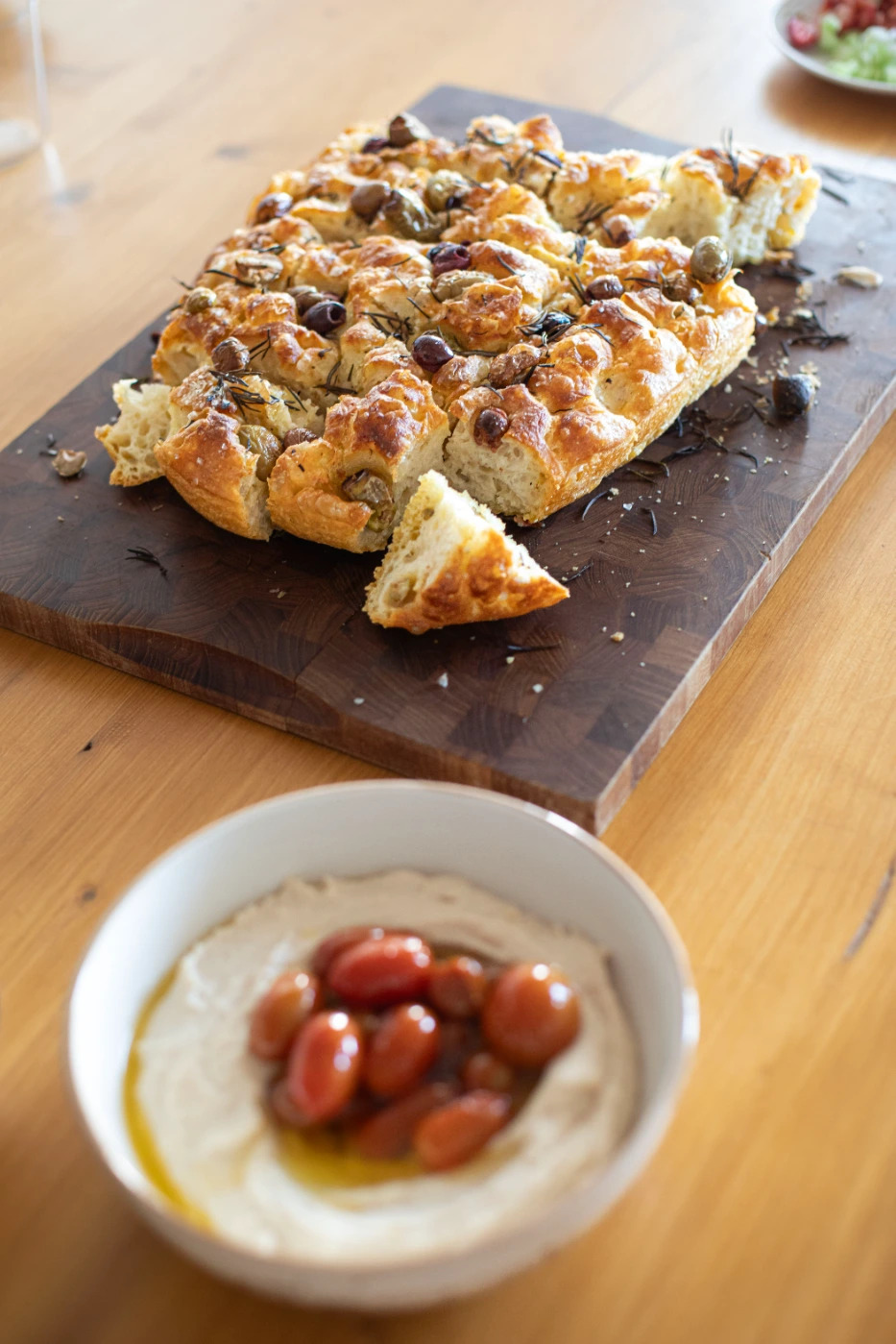Focaccia i hummus.jpg Focaccia i hummus.jpg