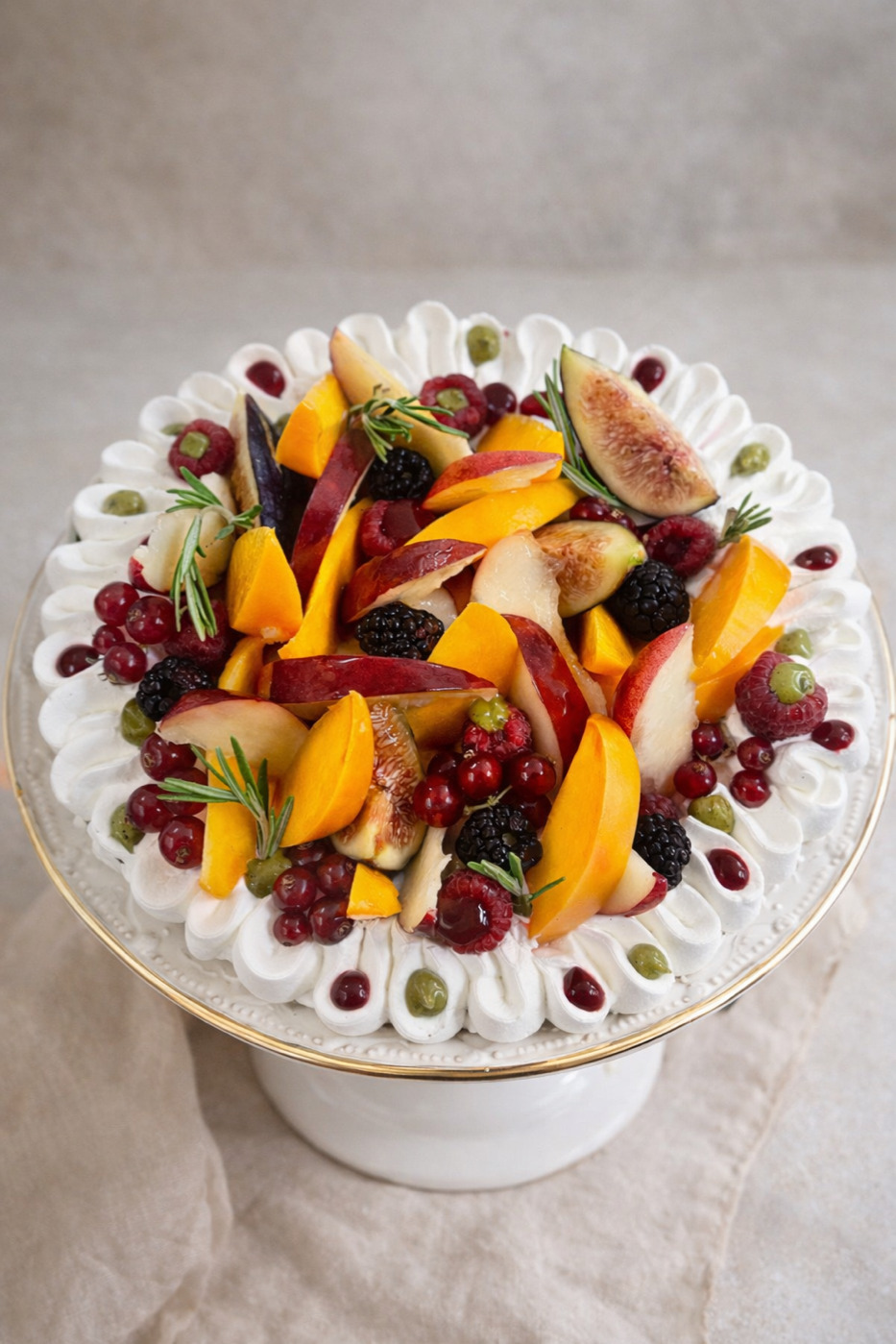 Pastel luminoso con frutas frescas.png