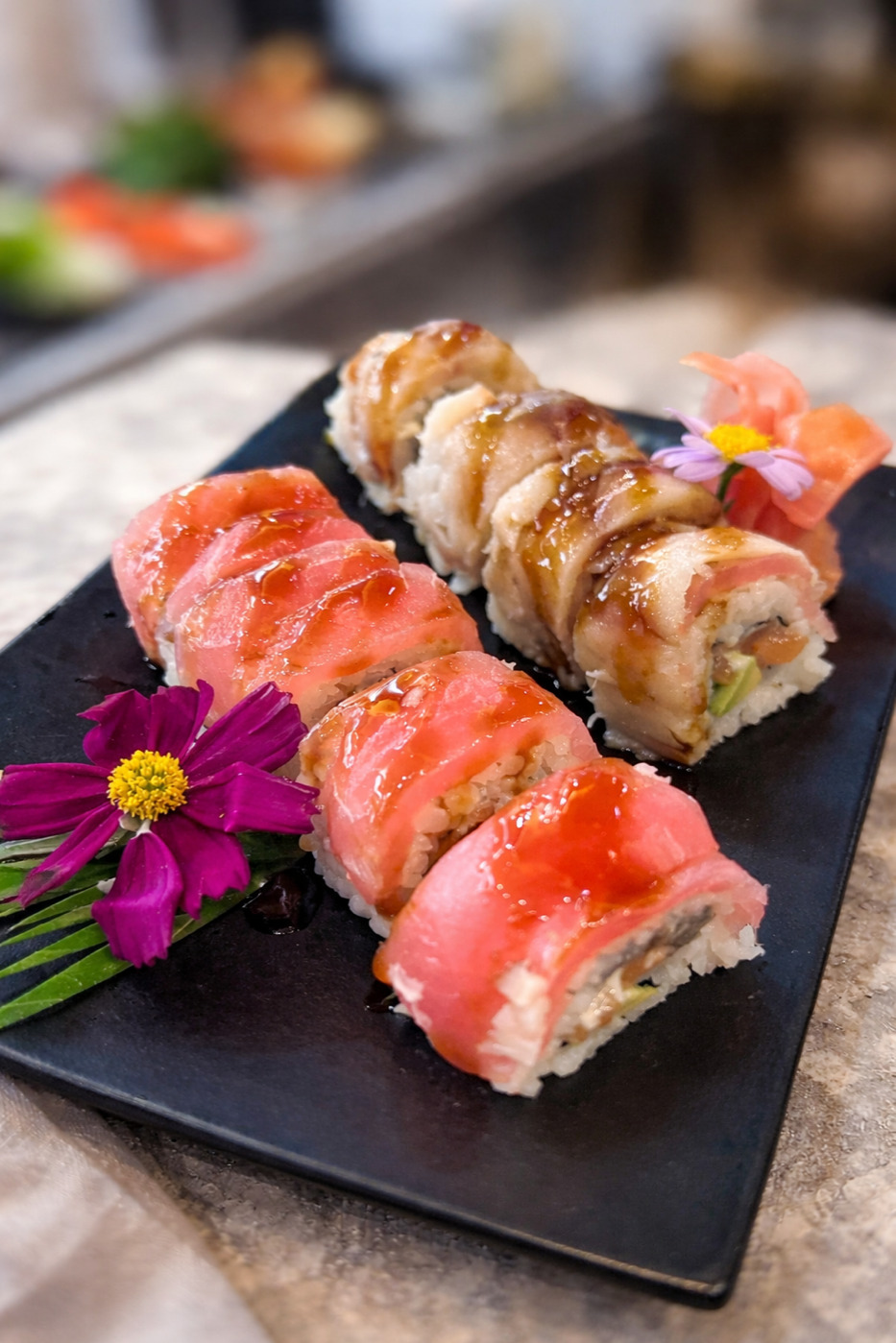 Sushi gourmet con flores y jengibre.png