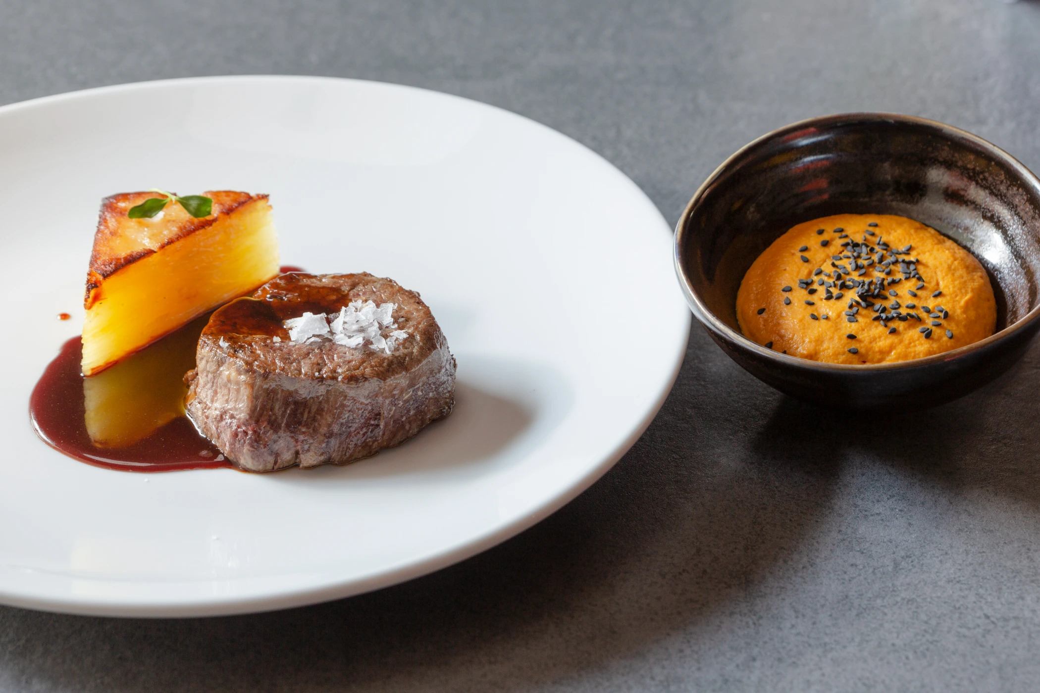 Beef fillet millefeuille pdt siphon courge.jpg