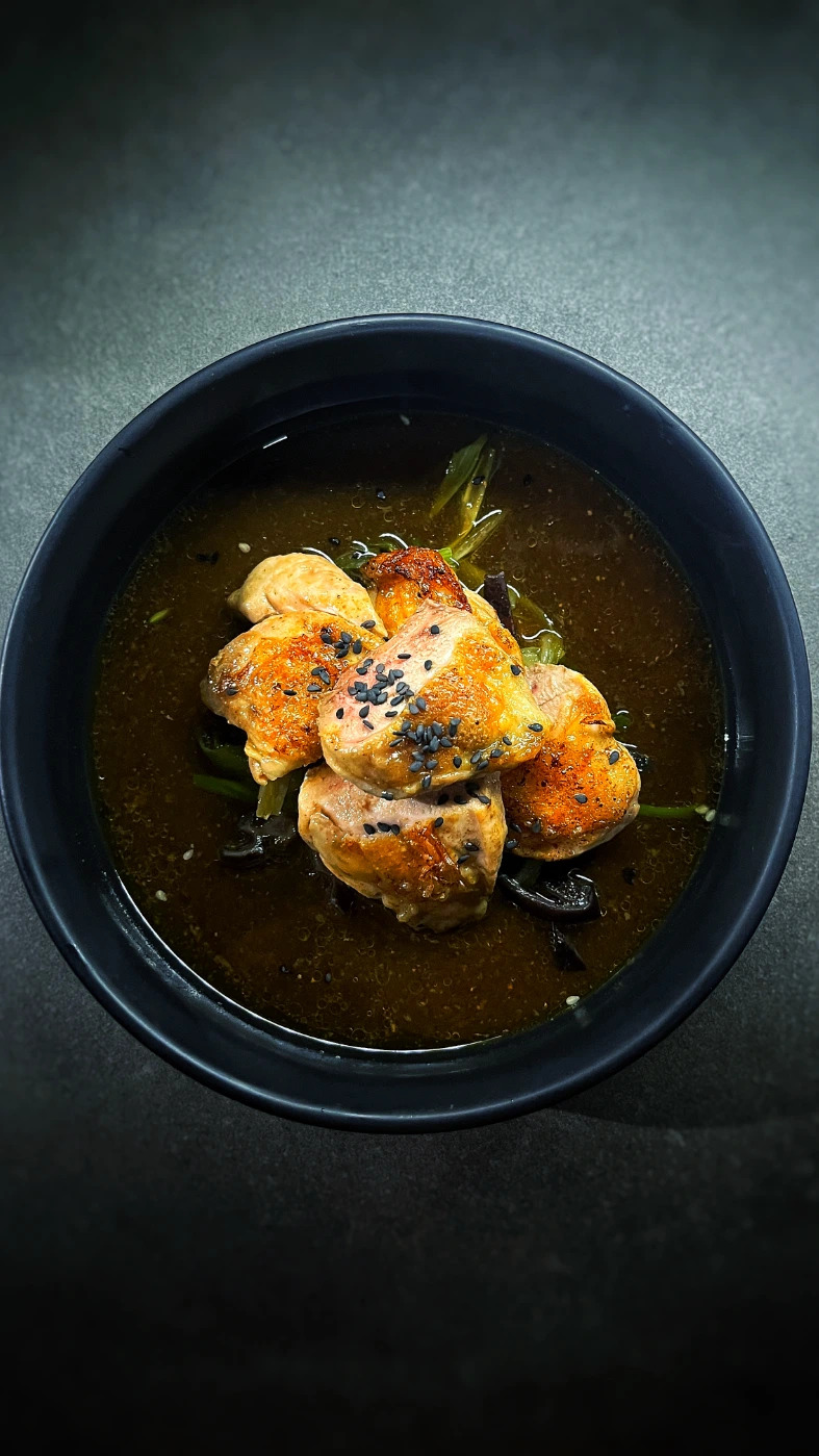 Filets de caille rôtis, sunhan pa-kimchi et champignons noir, bouillon au doenjang.jpg Filets de caille rôtis, sunhan pa-kimchi et champignons noir, bouillon au doenjang.jpg