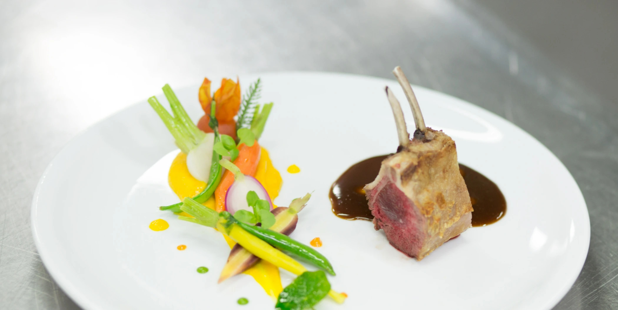 Carre d’agneau des alpilles fume encocotte au romarin et son jus fricassee de légumes..jpg Carre d’agneau des alpilles fume encocotte au romarin et son jus fricassee de légumes..jpg