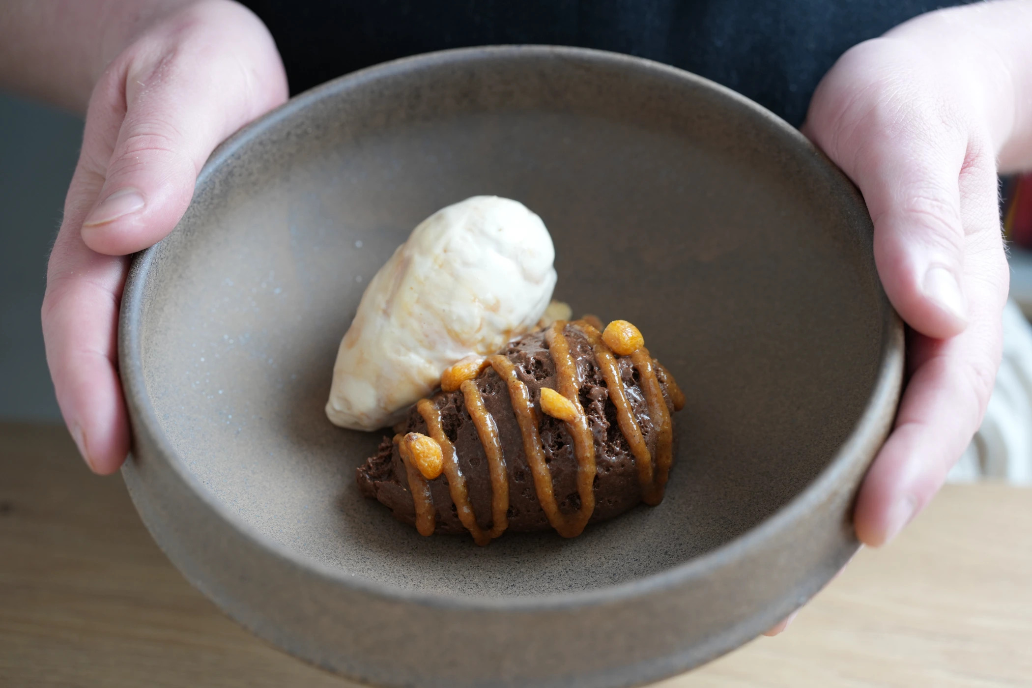 Mousse au chocolat noir 70%, praliné de maïs, crème glacée au popcorn et caramel beurre salé..jpg Mousse au chocolat noir 70%, praliné de maïs, crème glacée au popcorn et caramel beurre salé..jpg