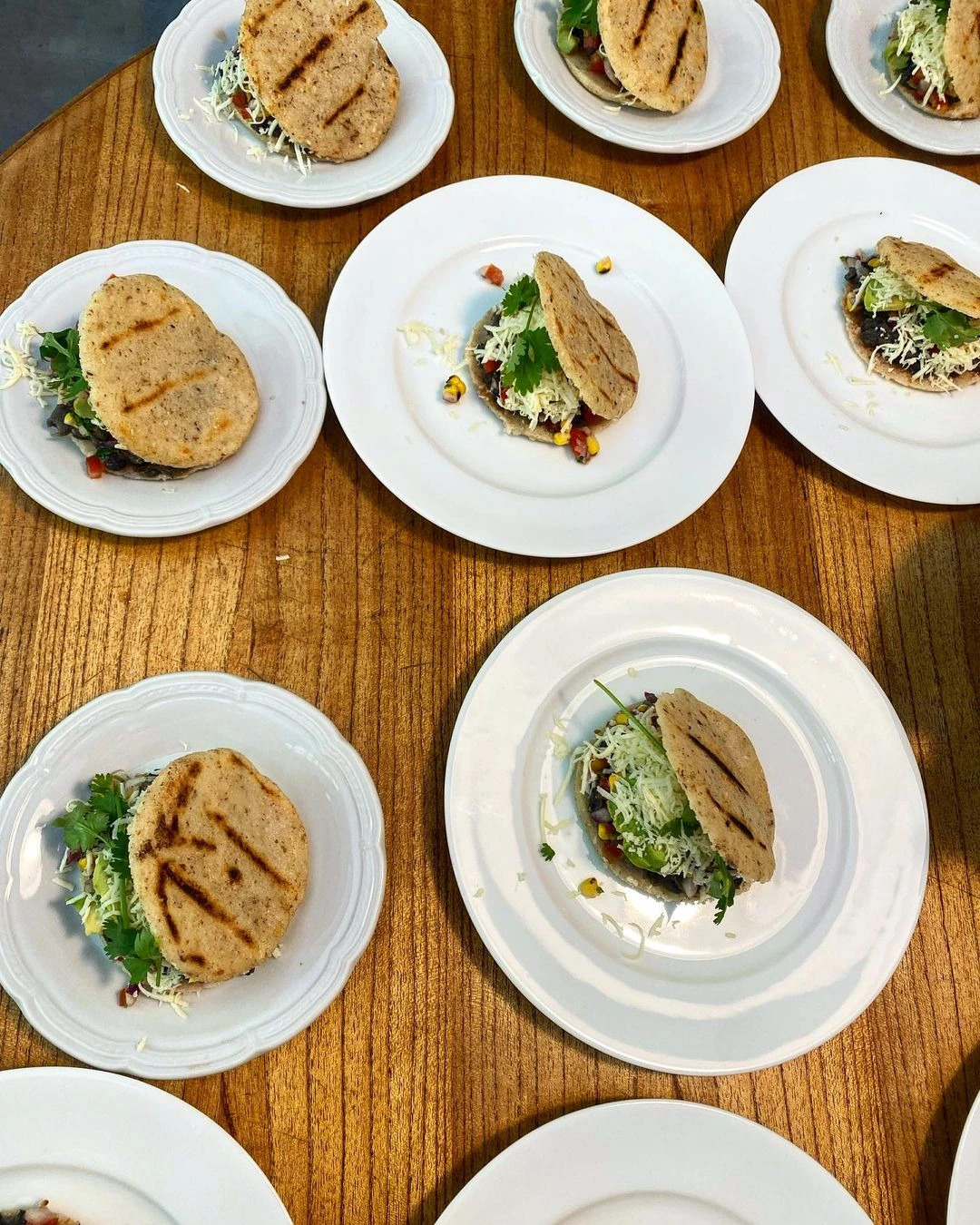 Chef Privada en tus eventos, abarcamos todo! Almuerzo para presentación corporativa-Arepitas con porotos negros, pico de gallo, palta y queso llanero.Ceviche frutal con leche de tigre y crocante de arroz.Mini fai.jpg Chef Privada en tus eventos, abarcamos todo! Almuerzo para presentación corporativa-Arepitas con porotos negros, pico de gallo, palta y queso llanero.Ceviche frutal con leche de tigre y crocante de arroz.Mini fai.jpg