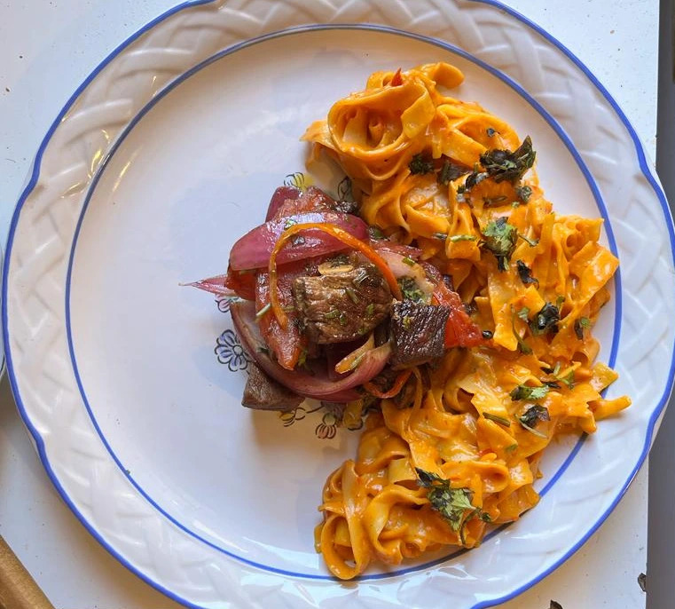 Fetuccini a la Huancaína con Lomo Saltado.jpg Fetuccini a la Huancaína con Lomo Saltado.jpg