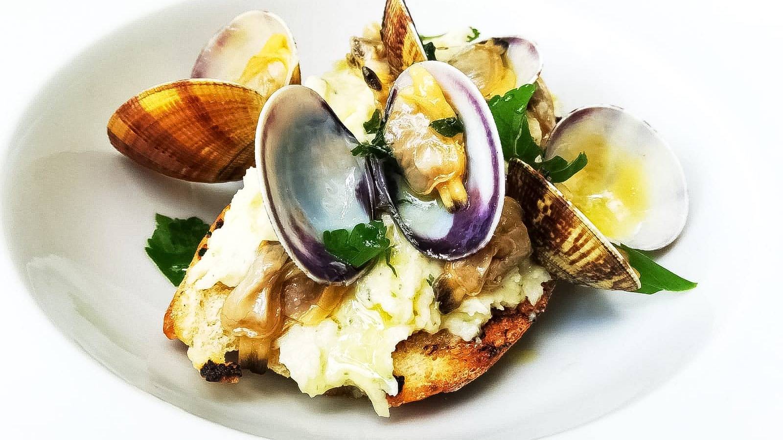 Bruschetta con hummus di fagioli e vongole veraci.jpg