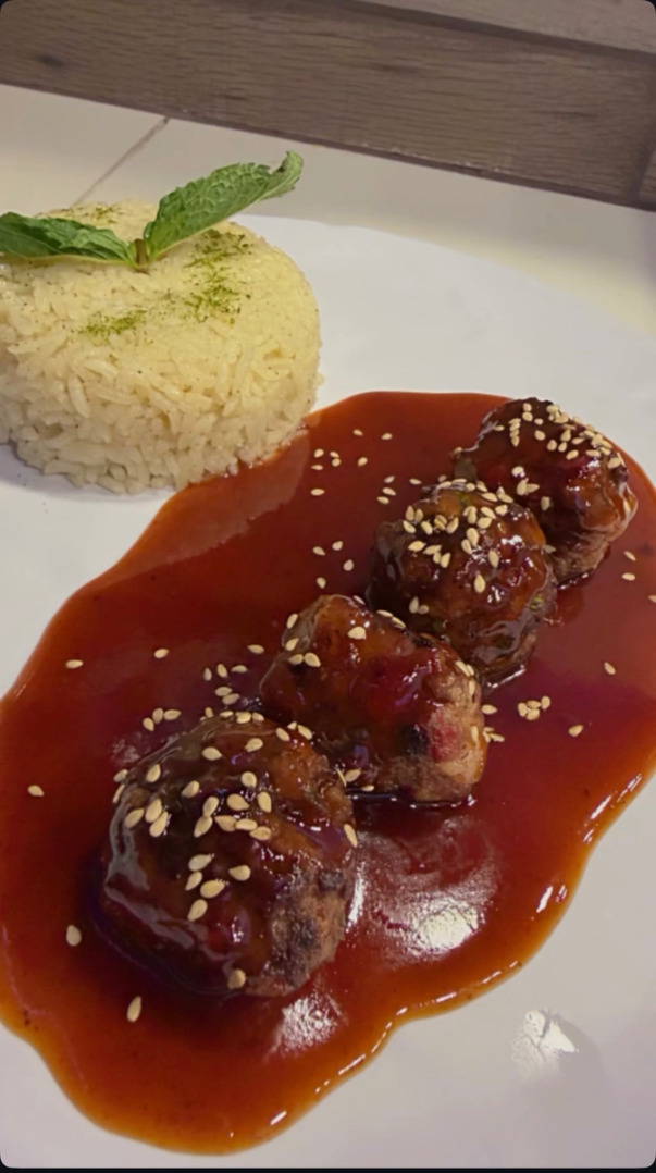 Albóndigas de res bañadas en salsa agridulce de naranja
