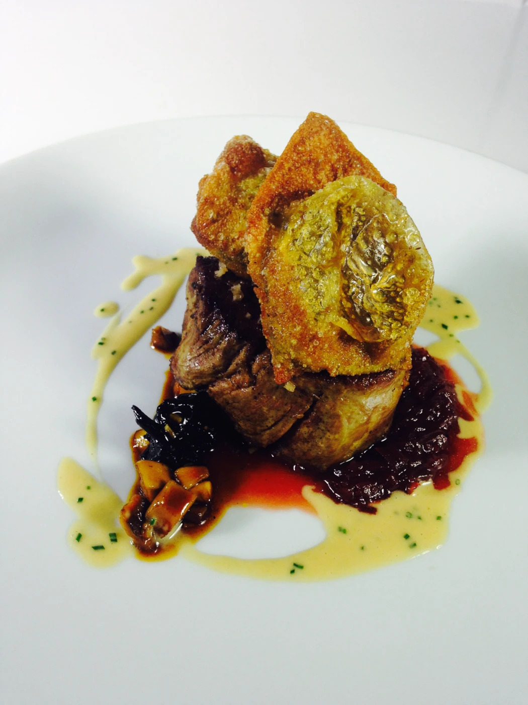 Solomillo de ternera asado,cebolla roja compotada,ravioli de ragout de ternera y escabeche de setas.jpg Solomillo de ternera asado,cebolla roja compotada,ravioli de ragout de ternera y escabeche de setas.jpg