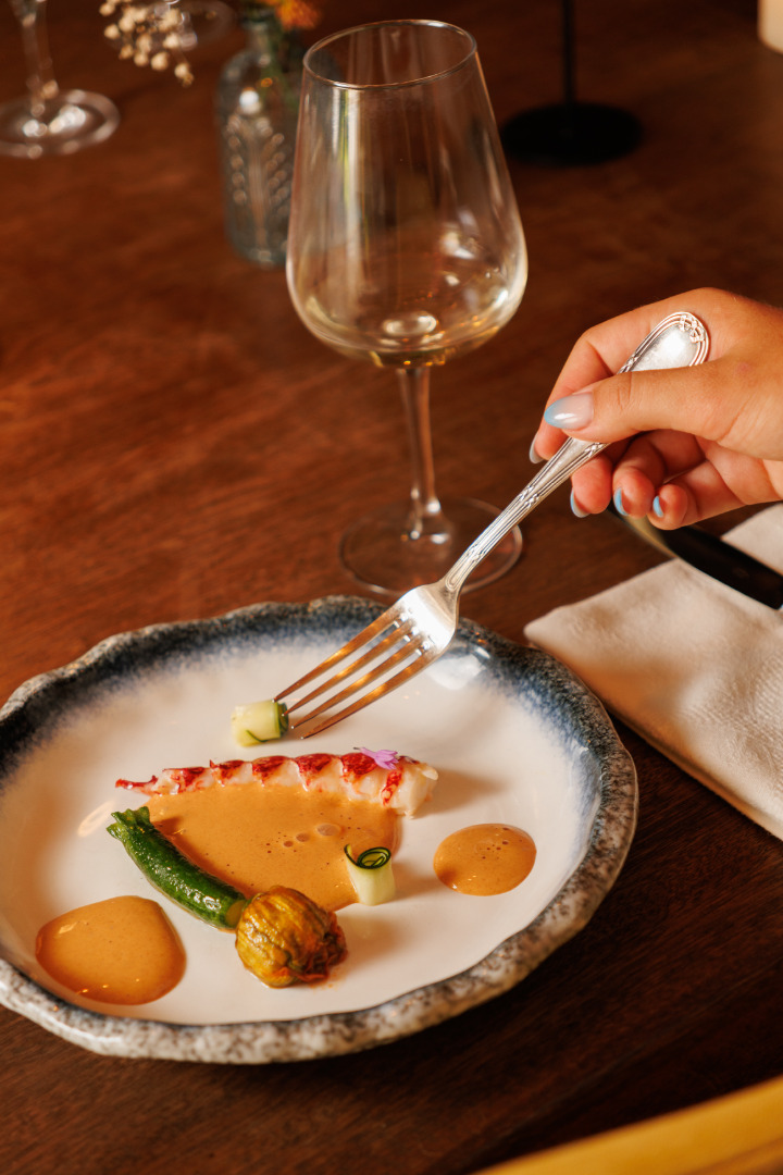 6 Course Menu : 1 apéritif - 1 starter - 2 mains - 1 pré-dessert - 1 dessert