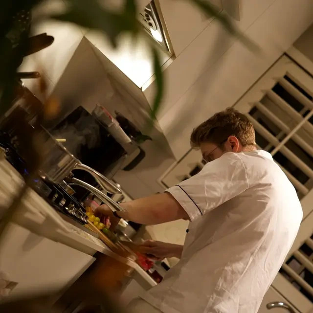 gallery-chef-chopping.DBX9EesO_Z8FcNB.webp