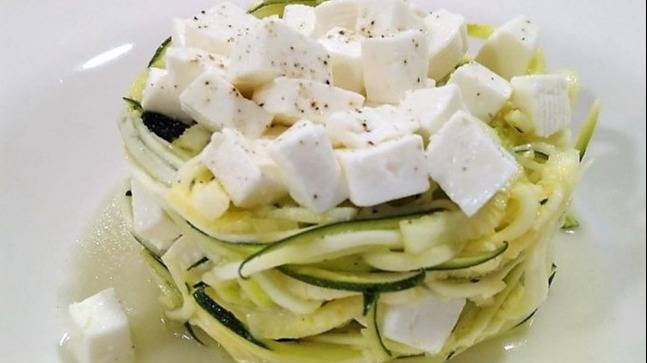 Oto espaguetis de calabacín con queso fresco Oto espaguetis de calabacín con queso fresco