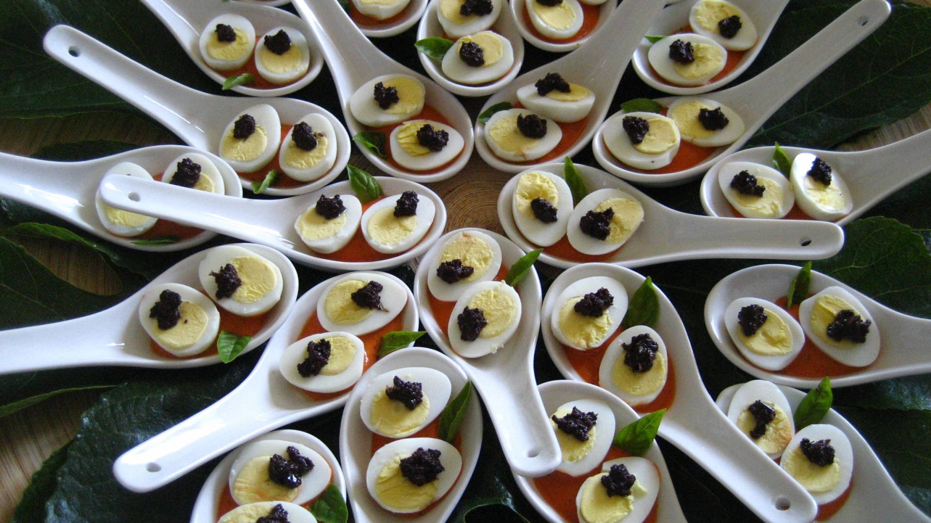 Oeufs de caille à la tapenade et coulis de poivrons rouges.JPG Oeufs de caille à la tapenade et coulis de poivrons rouges.JPG