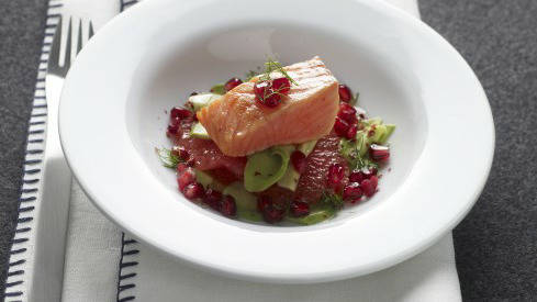 Insalata_salmone_-scottato_chicchi_rossi-crop-4-3-489-370.jpg