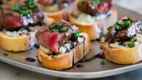 Aperitivo - Bruschetta de Rosbife.jpg Aperitivo - Bruschetta de Rosbife.jpg