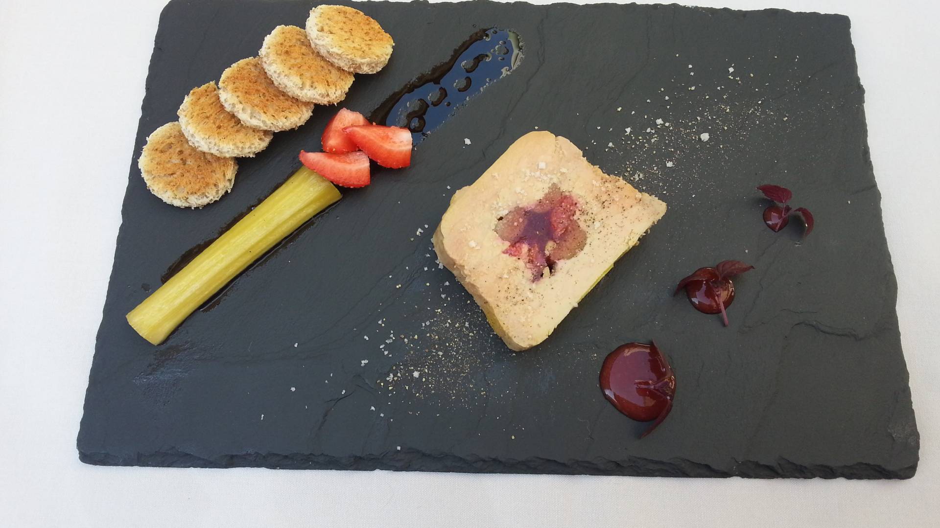 Terrine de foie-gras,fraises et rhubarbe.jpg Terrine de foie-gras,fraises et rhubarbe.jpg