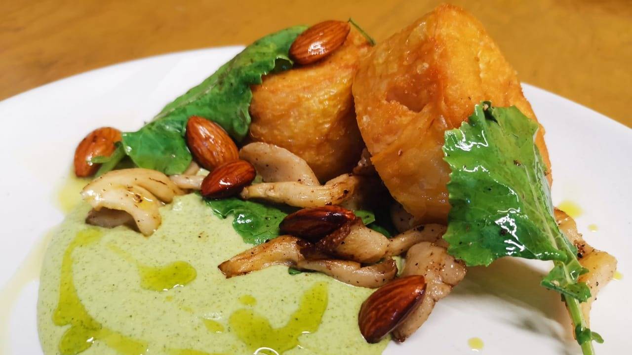 Roulade de pollo con hongos y almendras.jpg Roulade de pollo con hongos y almendras.jpg