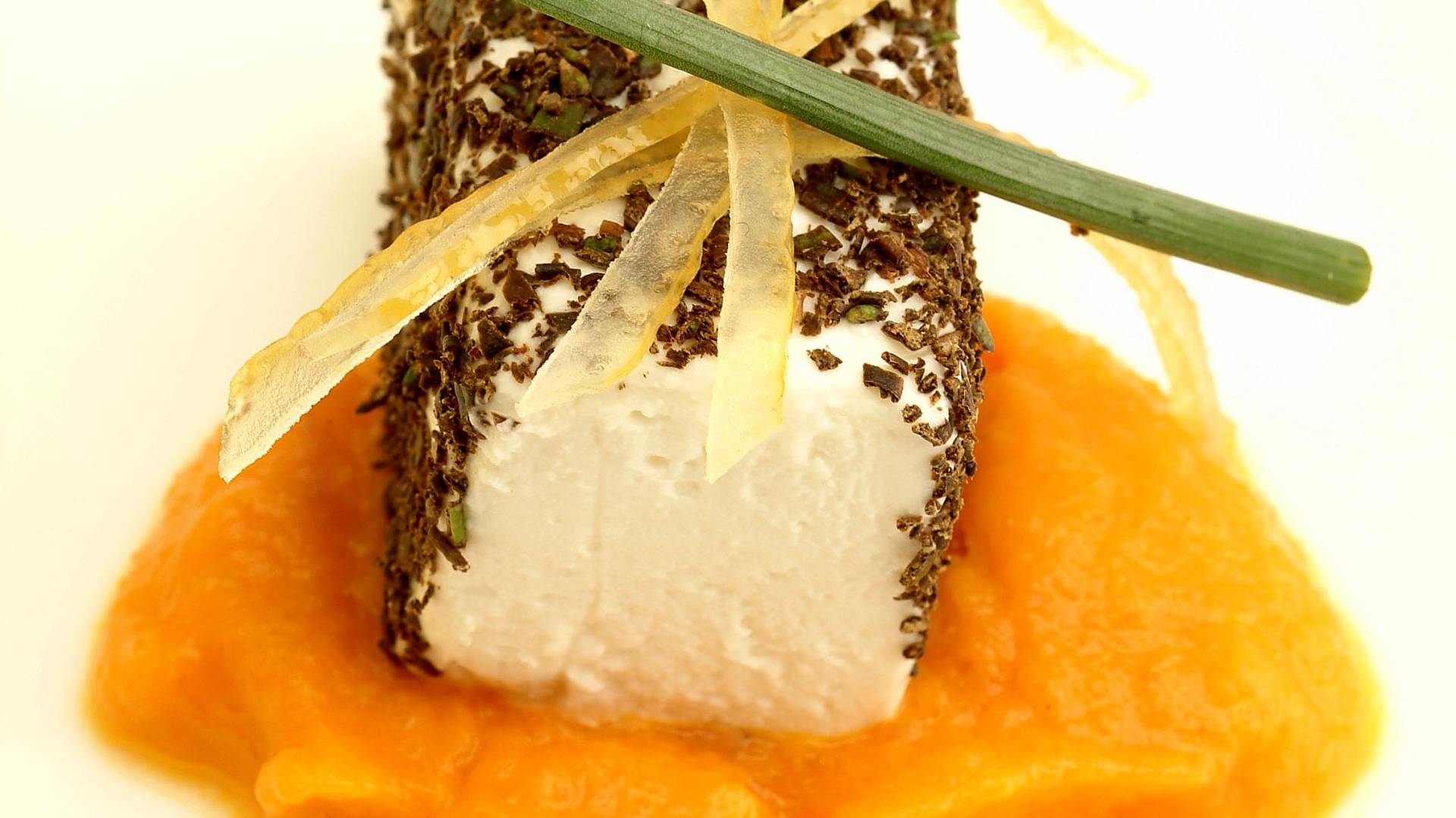 amus bouche- caprino alle erbe aromatiche su letto di zucca e zeste di arancio.jpg