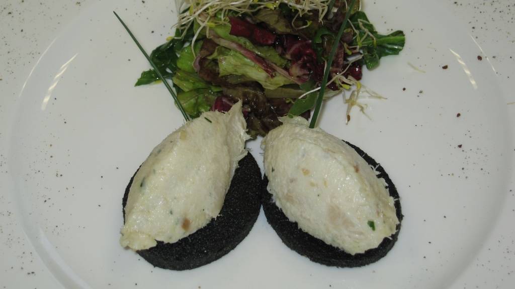 quenelle di baccalà mantecato su crostoni di polenta al nero di seppia.JPG