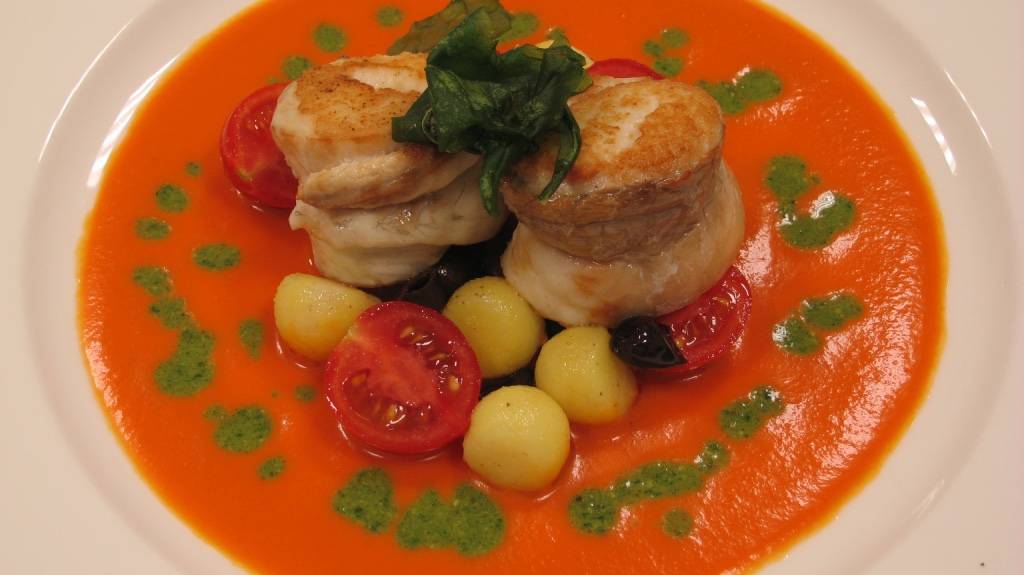 filetti di orata arrosto con emulsione al pomodoro verdurine al vapore e perle di pesto ligure2.JPG