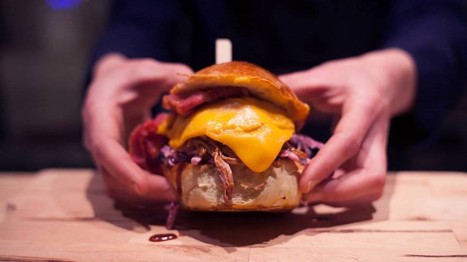 pulled pork burger.jpg