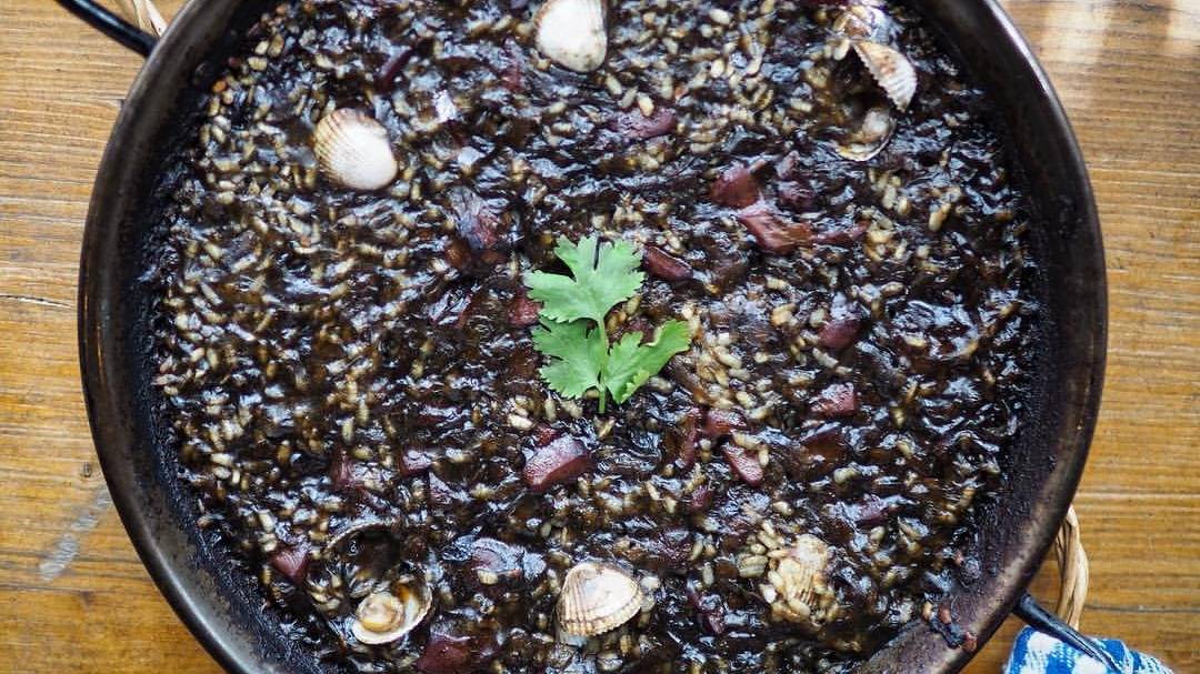 Riz noir(a l'encre de seiche)calamar et coques.png