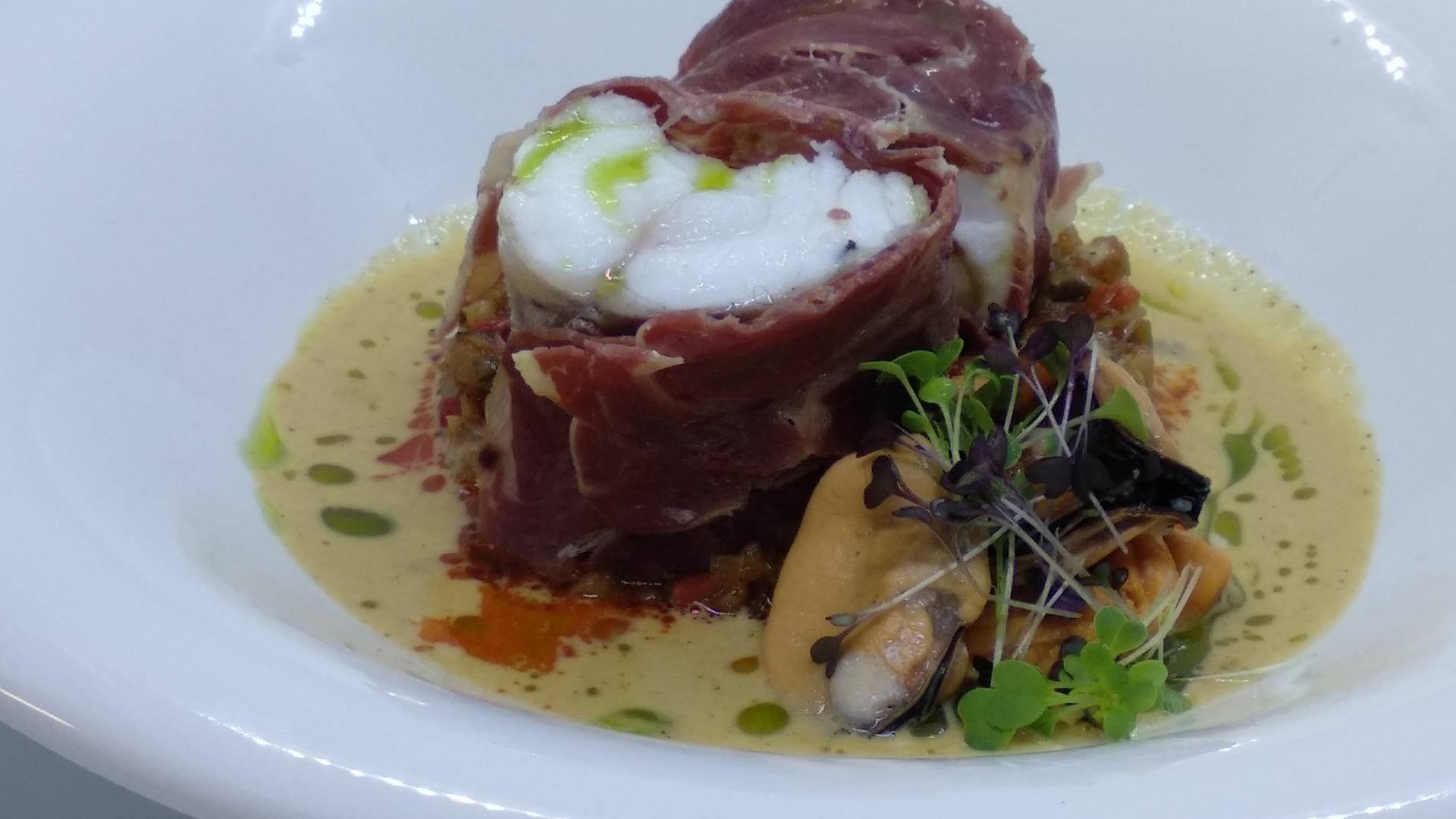 RAPE ENVUELTO EN JAMON CON VELOUTE DE MEJILLONES.jpg