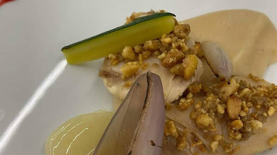 Peito de codorniz com puré de maçã.jpg