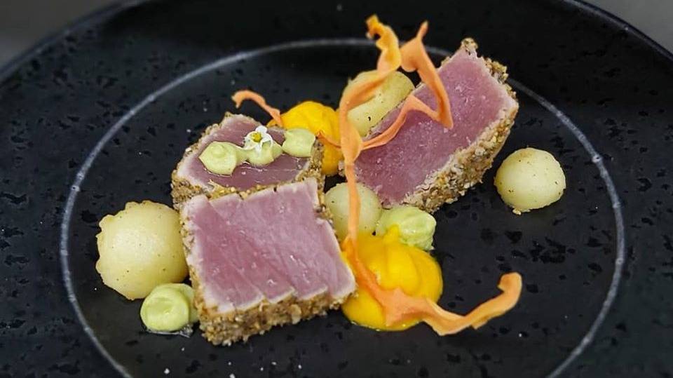 Atum braseado com pistachios e sementes.jpg
