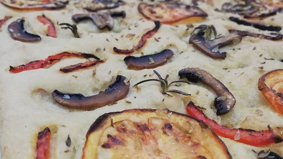 Focaccia de tomate pimentos e cogumelos.jpg