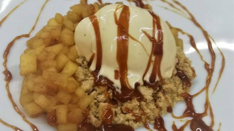 Gelado de manteiga noisete, maça, crumble de baunilha e caramelo salgado.jpg