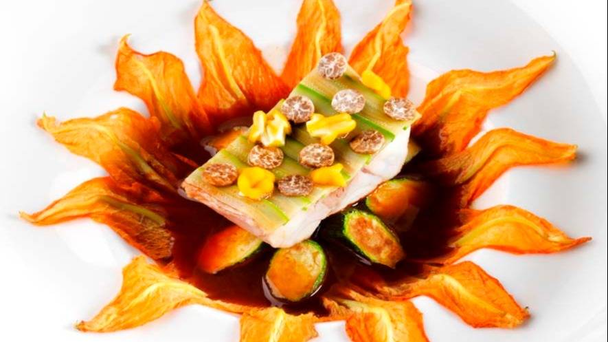 Pavé de loup cuit à base température, fleurs de courgettes, eau de tomate et truffes..JPG