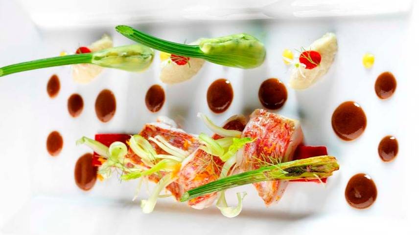 Rouget de nos cotes juste snacké, piquilos, déclinaison de fenouil et jus d’arrête à la façon d’une bouillabaisse.JPG