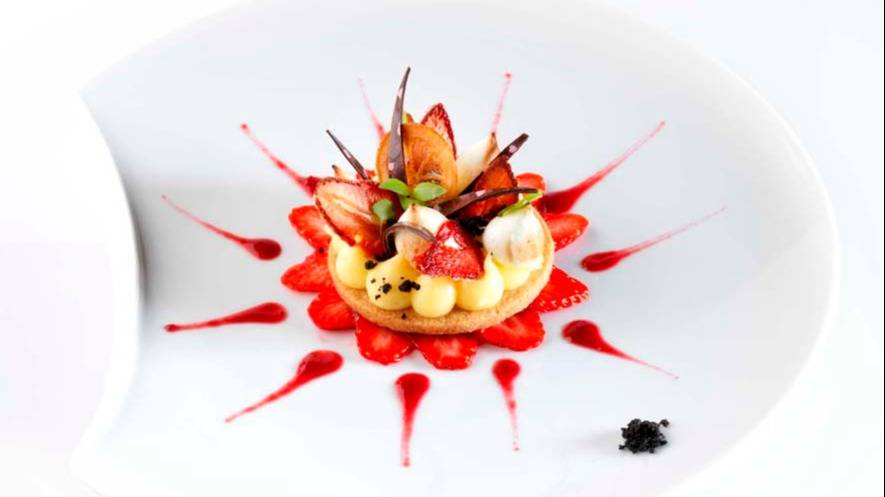Tartelette meringuée aux Citrons, jeu de fraise de Fraises, crumble d’olive et coulis fruits rouges poivron.JPG