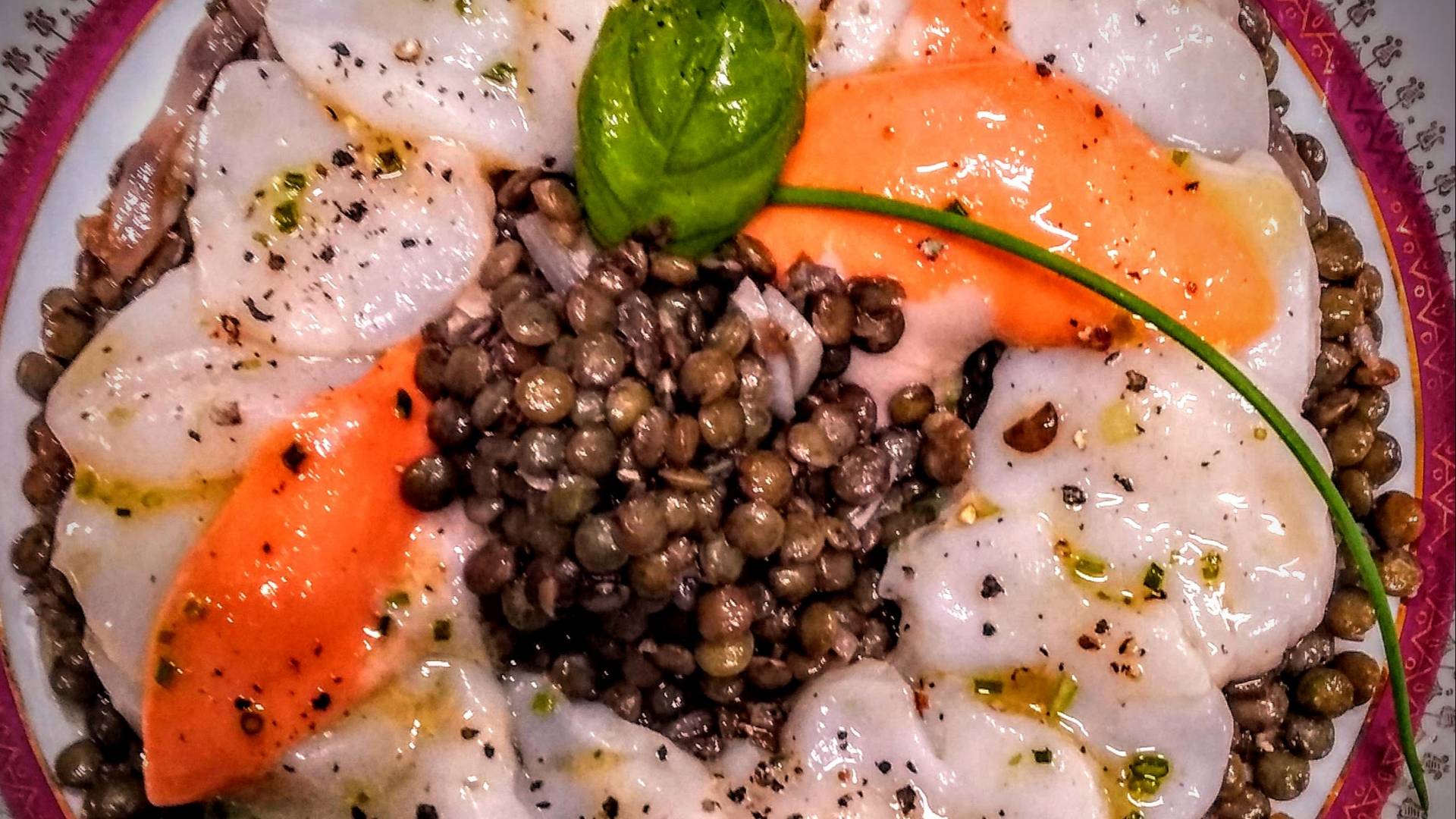 Carpaccio de St Jacques, lentilles vertes vinaigrette de framboise.jpg