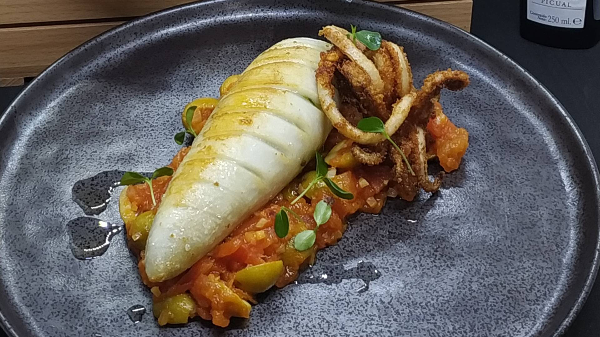 CALAMAR RELLENO CON QUINOA Y SALSA PUTANESCA.jpg