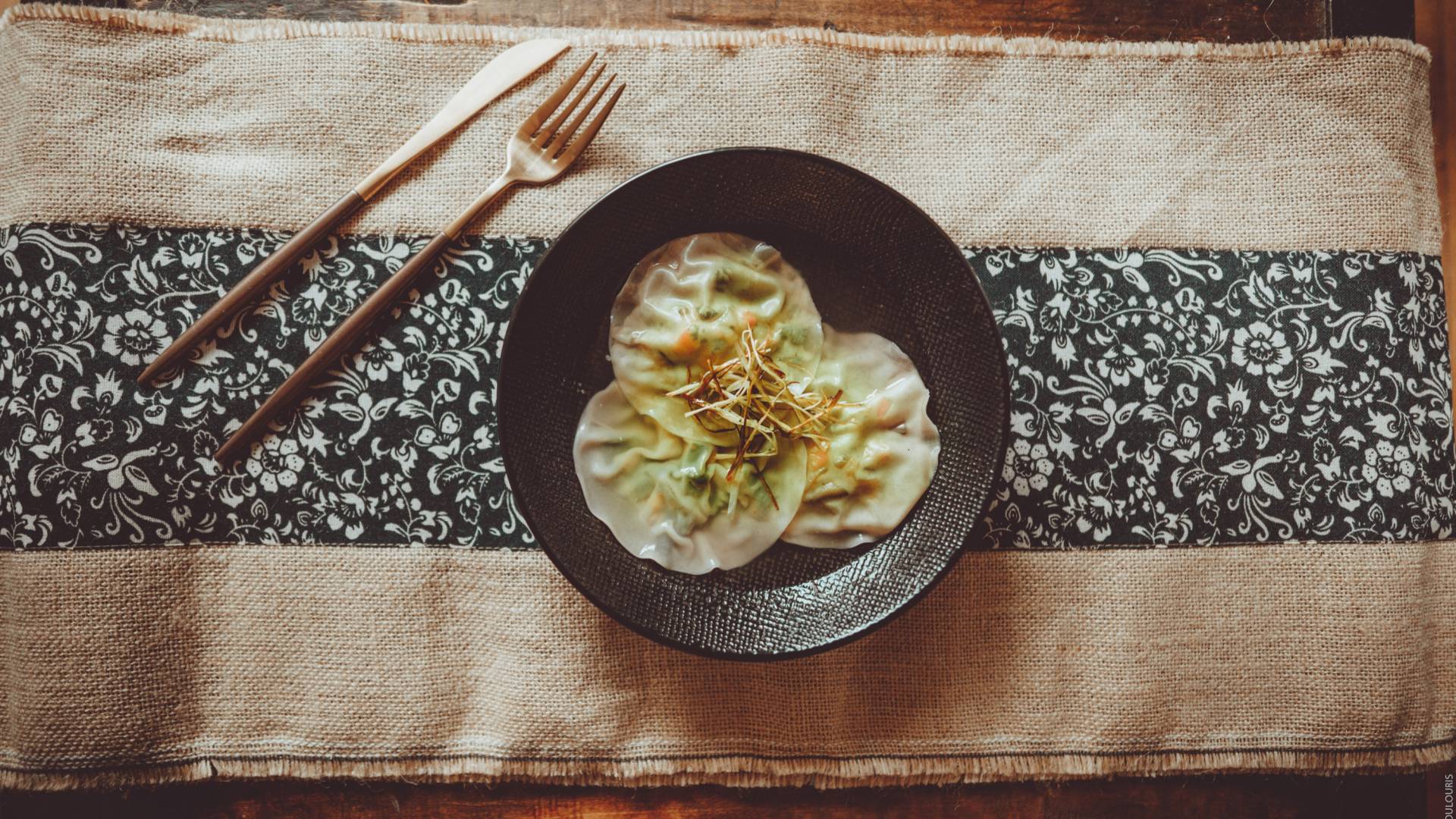 ravioles aux légumes chinois, bouillon shitaakés , julienne de poireaux croustillants.jpg