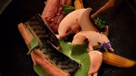 maquereau fumé au bois de hêtre, velouté basilic thai, mais sauté aux épices chinoises, tempura et carpaccio de champignons.jpg