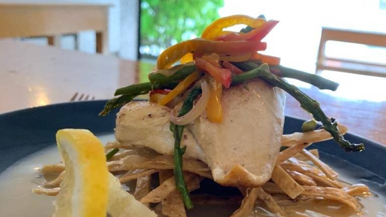 Pescado extraviado en salsa de aceitunas