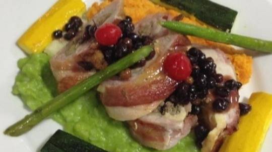 Pechuga de pollo rellena en salsa de agraz